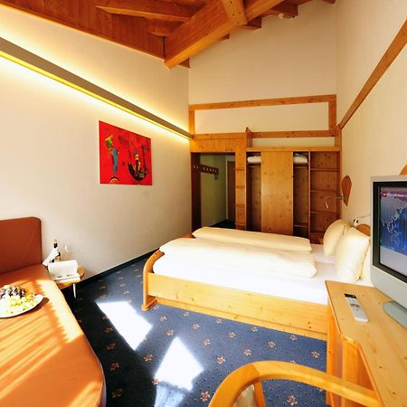 Country Wellnesshotel Buendnerhof ザムナウン 部屋 写真