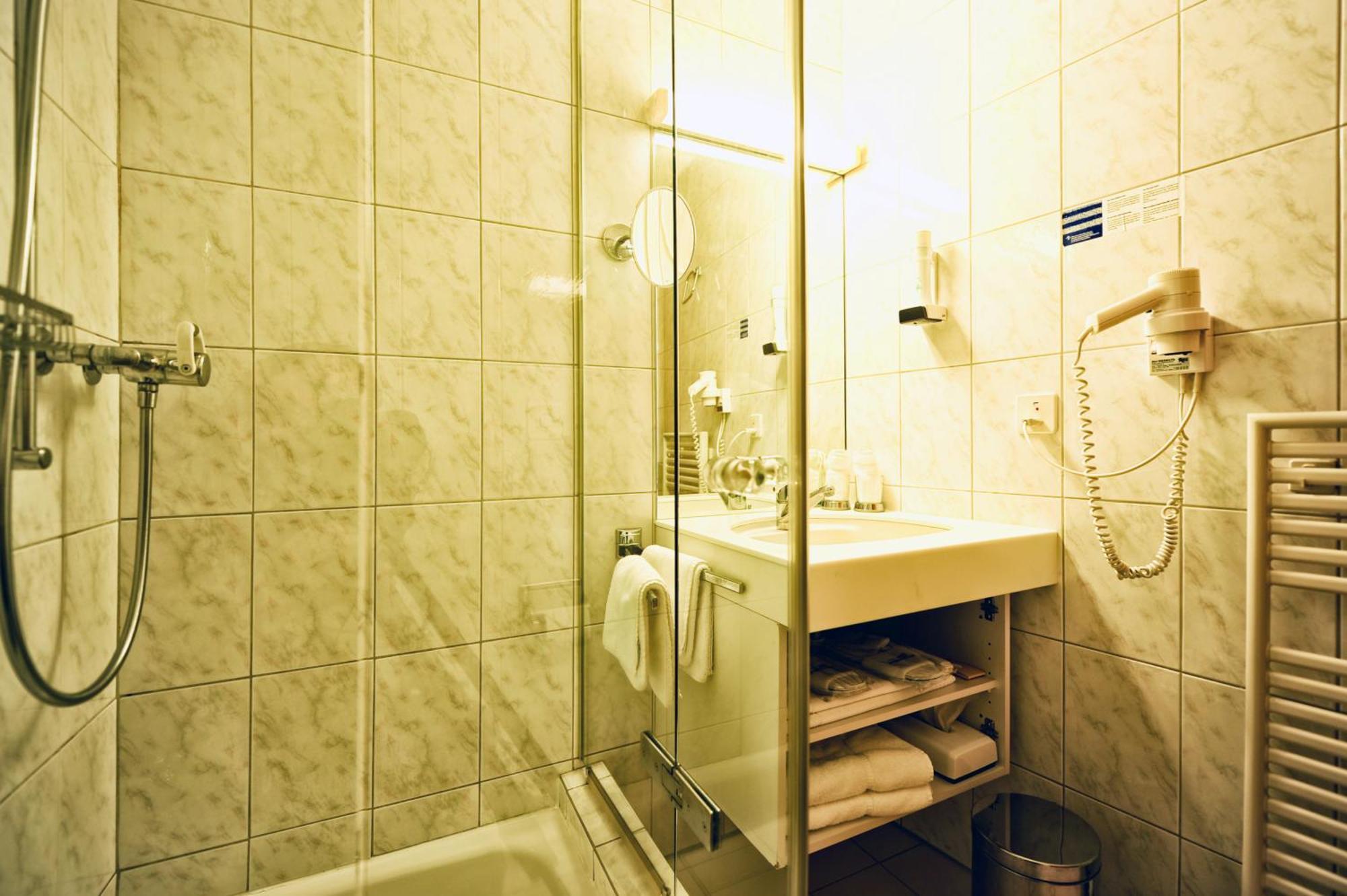 Country Wellnesshotel Buendnerhof ザムナウン 部屋 写真