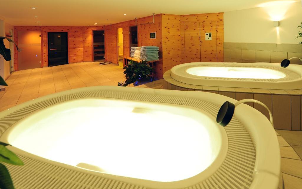 Country Wellnesshotel Buendnerhof ザムナウン エクステリア 写真