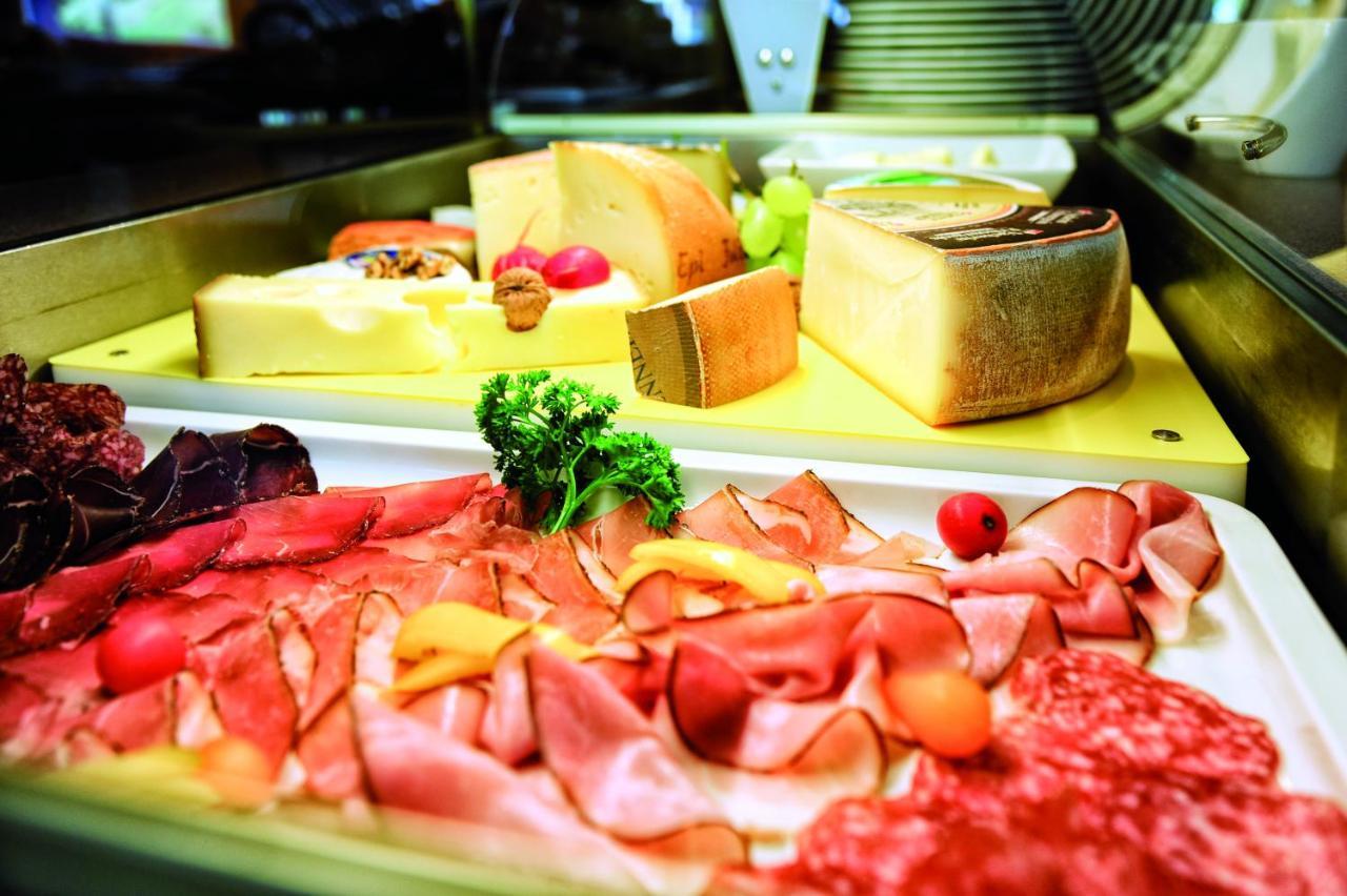 Country Wellnesshotel Buendnerhof ザムナウン エクステリア 写真